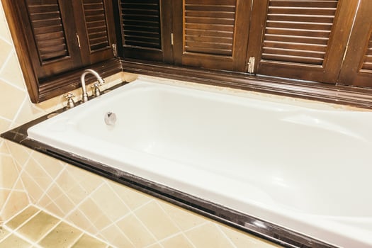 A white bath tub sitting in a bathroom photo