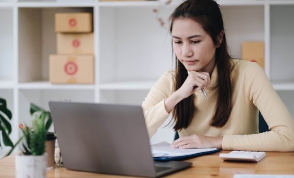 online selling business SME business owners, female entrepreneurs Are stressed because sales are greatly reduced due to economic problems, online, delivery, think online SME business photo