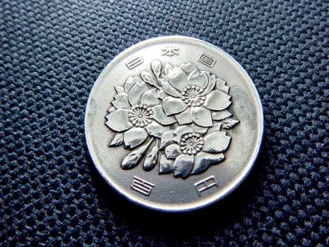 100 japanese yens coin photo
