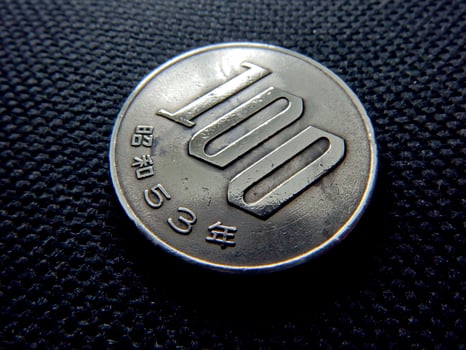100 japanese yens coin photo