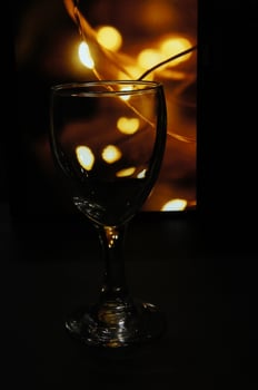 Photo Empty goblet glass with low photo angle