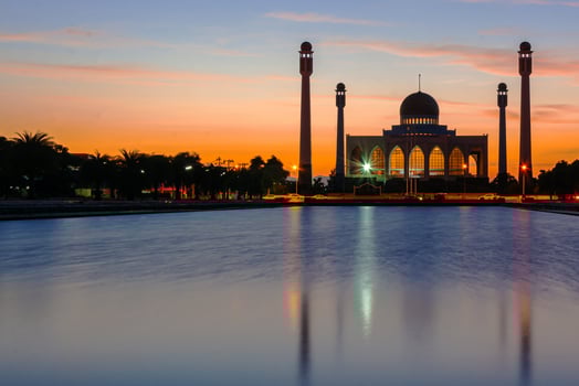 Songkhla Central Mosque in day to night with colorful skies at sunset and the lights of the mosque and reflections in the water in landmark landscape concept photo