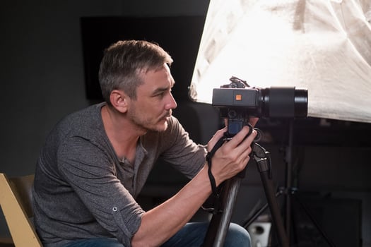 photographer in the process of shooting in the Studio photo