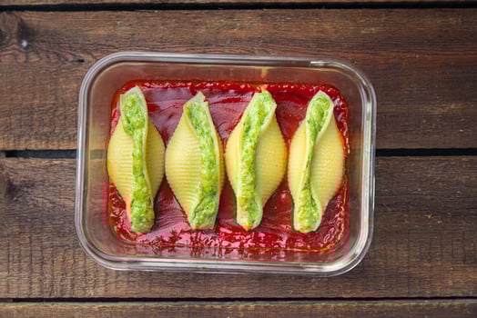 pasta tomato sauce spinach cheese stuffing conchiglie stuffed garnish photo