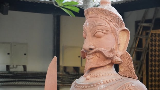 statue of king photo