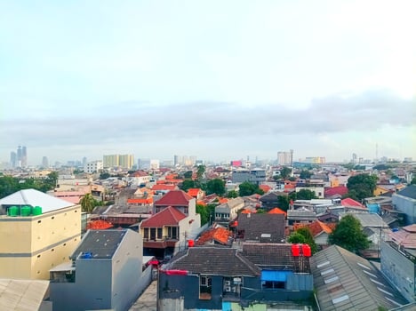 Photo of houses that are very densely populated with various colors in the capital city of Jakarta, Indonesia, due to population migration.