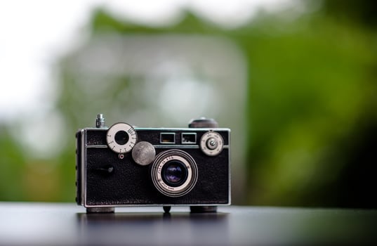 Classic camera Put on the table does not look expensive. Photography Ideas and Old Camera Care photo