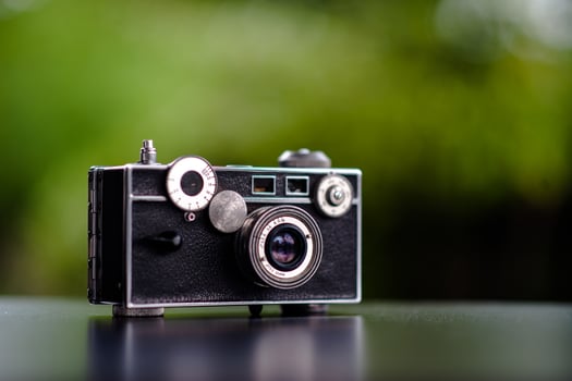 Classic camera Put on the table does not look expensive. Photography Ideas and Old Camera Care photo
