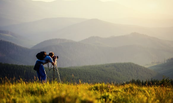 photographer photographed mountains in summer, photographs fog photo