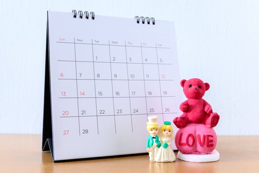 Miniature married couple In front the calendar. concept for wedding valentine Day. photo