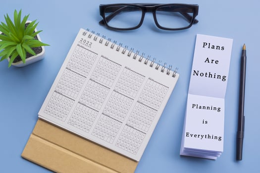 Motivational quote on notepad with 2022 calendar on a desk photo