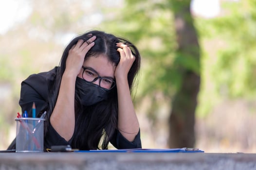 Asian business women must use a face mask to prevent dust pollution and prevent virus infection,During the outbreak of the corona virus that has to work at home photo