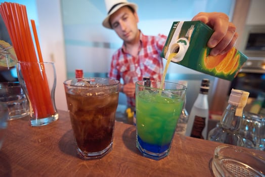 barman prepare fresh coctail drink photo