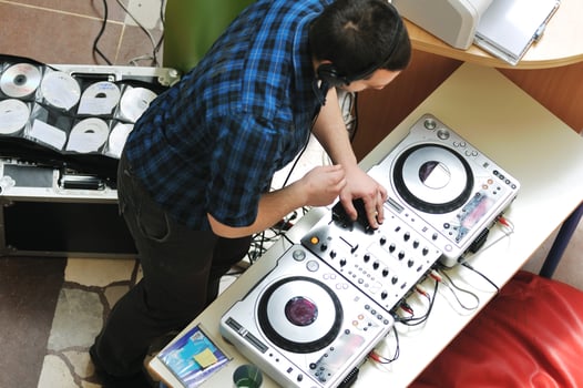 dj on party photo