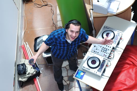 dj on party photo