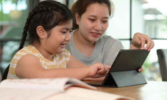 Asian girls study with a tutor, private lessons at home, sisters and sisters. photo
