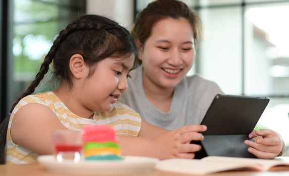 Asian girls study with a tutor, private lessons at home, sisters and sisters. photo