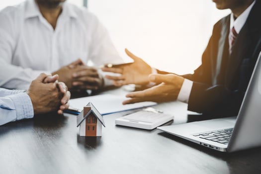 Real estate agent talked about the terms of the home photo
