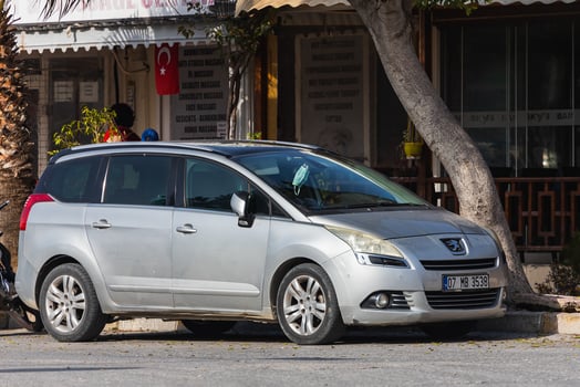 Side  Turkey  February 18 2022  silver  Peugeot 5008  is parked  on the street on a warm  day against the backdrop of a street, building photo