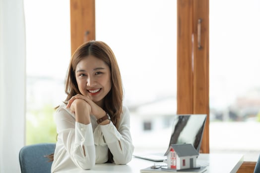 Business, finance and employment, asian female successful entrepreneurs concept. Confident professional female asian real estate broker showing good deal, look at camera and smiling photo