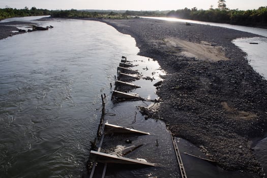Land views that arise in a large river photo