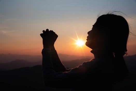 woman worship on sunset photo