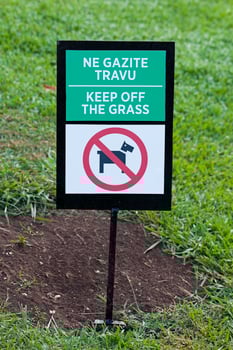 a sign about a circulation ban on the lawns, located in the lawn territory photo