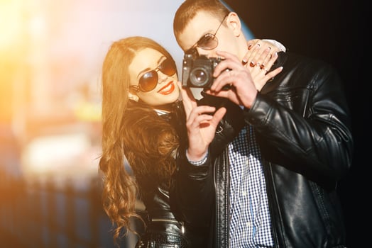 couple makes photo