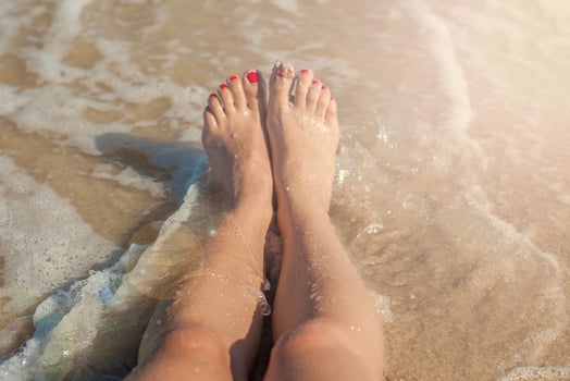 girl legs in sea photo