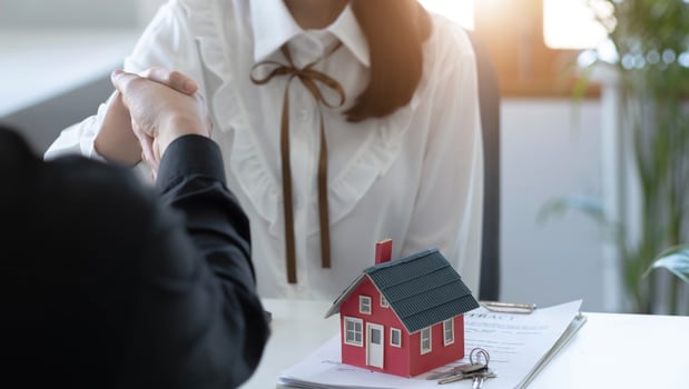 Buyers and real estate agents have agreed to buy and sell by holding hands to rent or buy a house after the documents have been signed within the office. photo