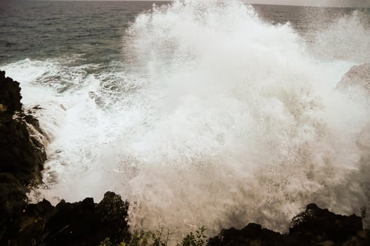 Huge sea waves photo