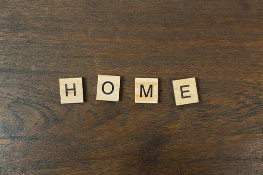 Home word on wood plate abstract background. photo