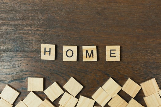 Home word on wood plate abstract background. photo