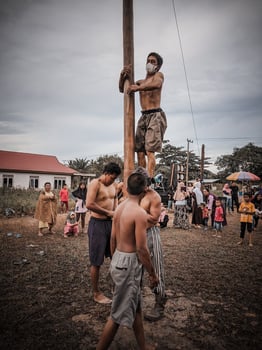 the excitement of children and adults taking part in the areca climbing competition to enliven the independence day of the republic of Indonesia, east kalimantan, indonesia, august, 14,2022 photo