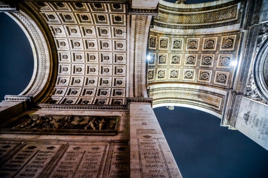 the arc de triomphe at night photo