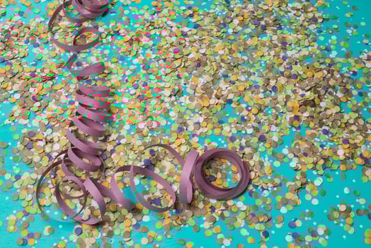 confetti spread on blue background with text in portuguese photo