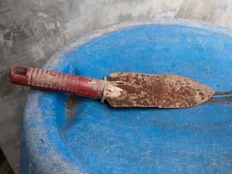 a rusty scraper on the drum photo