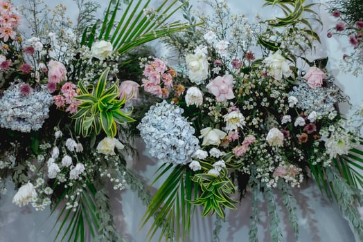 Flower arrangements. Flower and leaf pattern. List layout, copy space. Wedding decoration. Wedding background with flowers. Decor. Wallpapers. Texture. photo