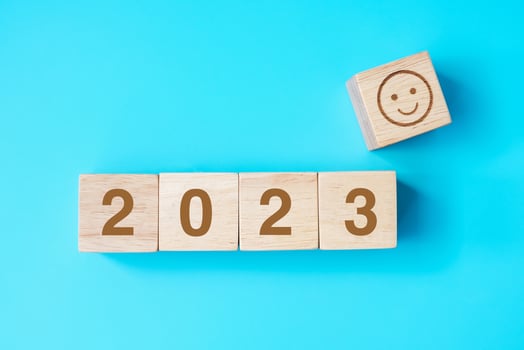 Smile face block with 2023 text on blue background. Satisfaction, feedback, Review and New Year concepts photo