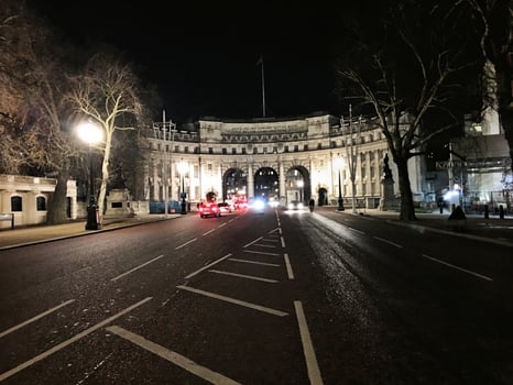 The entrance to buckingham palace at night photo