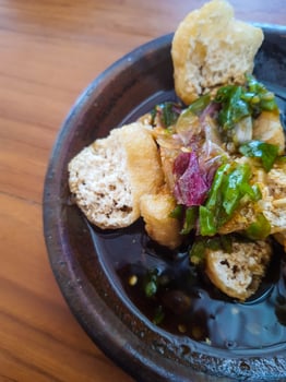 Close up photo of tofu gejrot.