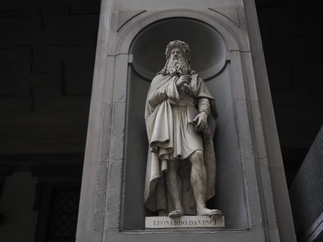 uffizi florence outdoor statue famous leonardo da vinci photo