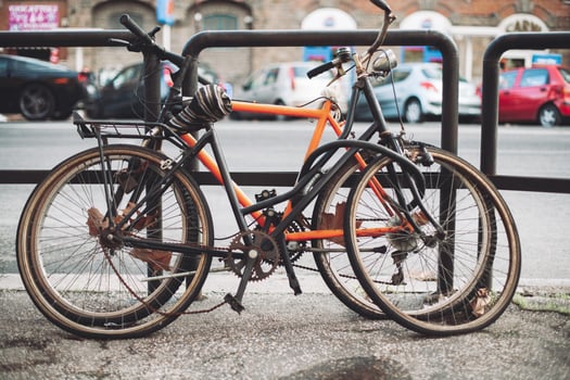 abandoned old rusty bicycles on city streets. photo