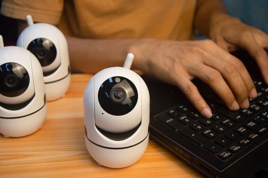 IP camera operator From the computer, set up the IP camera. photo