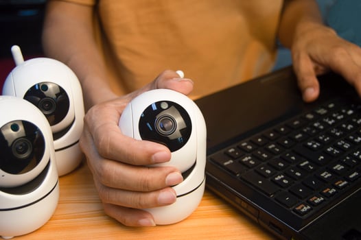 IP camera operator From the computer, set up the IP camera. photo