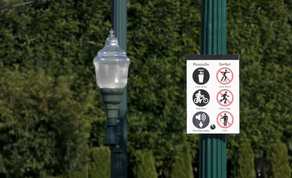 Please do please dont sign next to a street lamp photo