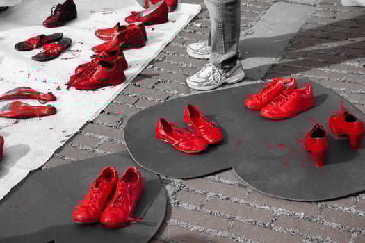 Red shoes to denounce violence against women photo