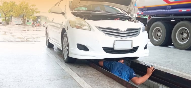 Auto mechanic due to long service life photo