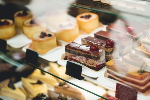 a piece of cake at a shop window confectionery photo