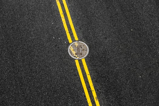 Yellow double solid line in NYC photo
